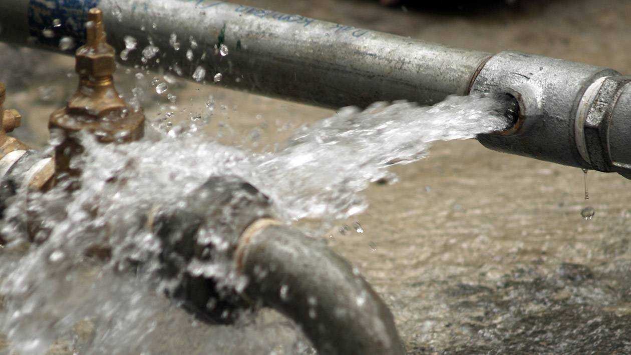 Plumber responding to an emergency plumbing call